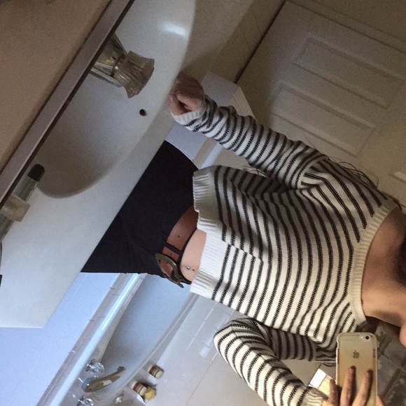 Black and white off the shoulder top - Picture 2 of 3